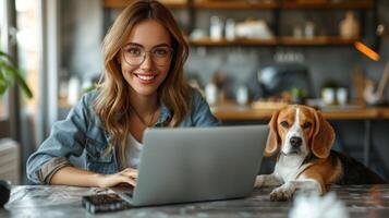 mulher trabalhando em computador portátil com cachorro foto