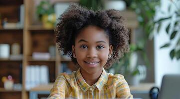 jovem menina com afro Penteado sorridente às Câmera dentro uma casa escritório foto