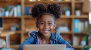 feliz menina estudando às uma escrivaninha com uma computador portátil dentro uma casa biblioteca foto