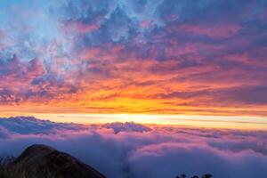 lindo nuvens sobre a montanhas crio uma harmonioso atmosfera, pintura uma sereno e majestoso cena do natural beleza foto