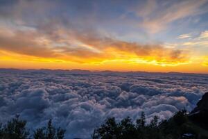 lindo nuvens sobre a montanhas crio uma harmonioso atmosfera, pintura uma sereno e majestoso cena do natural beleza foto