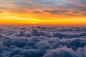 lindo nuvens sobre a montanhas crio uma harmonioso atmosfera, pintura uma sereno e majestoso cena do natural beleza foto