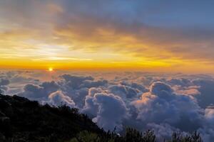 majestoso nascer do sol lindo nuvens sobre a montanhas crio uma harmonioso atmosfera, pintura uma sereno e majestoso cena do natural beleza foto