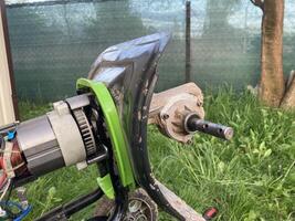 reparação a motor do uma jardim agrícola cultivador foto