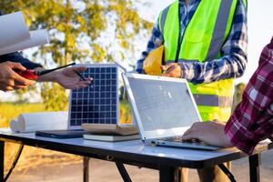 equipe do engenheiros e designers tem venha juntos para Projeto a energia salvando casa ou verde energia casa este usa natural energia tal Como vento turbinas e solar células para gerar eletricidade para lar. foto