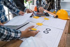 equipe do engenheiros e designers tem venha juntos para Projeto a energia salvando casa ou verde energia casa este usa natural energia tal Como vento turbinas e solar células para gerar eletricidade para lar. foto