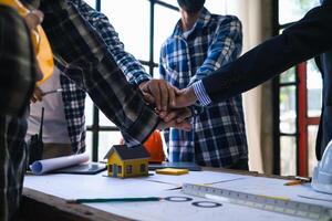 equipe do engenheiros e designers tem venha juntos para Projeto a energia salvando casa ou verde energia casa este usa natural energia tal Como vento turbinas e solar células para gerar eletricidade para lar. foto