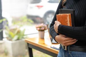 a jovem mulher mantido uma Bíblia dentro dela mão e tentou para aprender e Compreendo Deus ensinamentos a partir de a Bíblia ela mantido. conceitos do crença e a poder do fé dentro Deus e ensinamentos a partir de a Bíblia. foto