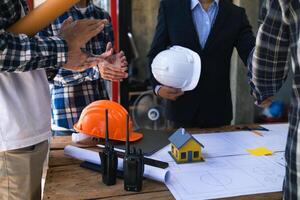 equipe do engenheiros e designers tem venha juntos para Projeto a energia salvando casa ou verde energia casa este usa natural energia tal Como vento turbinas e solar células para gerar eletricidade para lar. foto