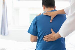 médico é ajudando uma paciente mover dela músculos depois de recuperando a partir de uma músculo prejuízo e querendo para reabilitar dela para estar capaz para usar dela normal diariamente vida com contínuo fisica terapia. foto