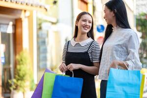 amigos desfrutando uma compras dia Fora dentro a cidade foto