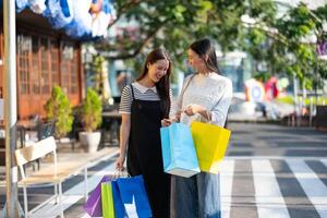 amigos desfrutando uma compras dia Fora dentro a cidade foto