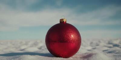 Natal brinquedo deitado dentro a neve. a vermelho brinquedo brilhos dentro a manhã claro. foto