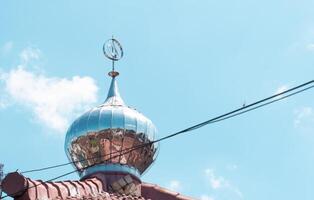 cúpula do a mesquita com uma Claro céu dentro a fundo foto