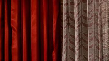 vermelho cortinas dentro a vivo quarto foto