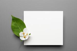 lindo brincar papel em de madeira fundo combinado com folhas, criando uma encantador e natural configuração para criativo desenhos e artístico apresentações foto