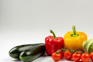 lindo brincar cartão com legumes fundo uma fresco e saudável exibição do da natureza recompensa, apresentando vibrante e colorida legumes contra uma rústico e convidativo pano de fundo foto