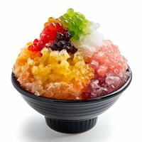 Largo ângulo tiro do japonês kakigori raspada gelo sobremesa coberto com vibrante xaropes isolado em branco fundo foto