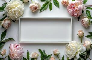 branco quadro, Armação cercado de Rosa e branco flores foto