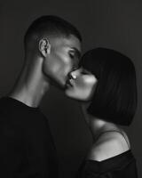 homem e mulher se beijando cada de outros foto