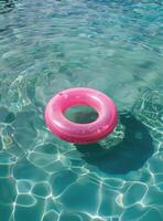 Rosa anel flutuando em água foto