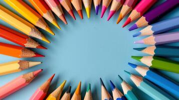 círculo do colori lápis arranjado dentro uma círculo foto
