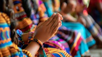 mãos apertado juntos uma aluna explica a significado do seus tradicional roupas para uma curioso grupo do pares fomento compreensão e apreciação para diversidade foto