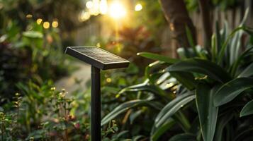 uma minúsculo solar painel integrado perfeitamente para dentro uma jardim luzes haste aproveitar energia a partir de a Sol para poder a luz foto