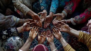 mulheres encontro para Aplique intrincado hena desenhos em seus mãos uma popular tradição para eid aladha foto