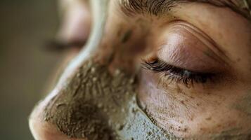 uma fechar-se do uma pacientes face coberto dentro uma tradicional ervas face mascarar acreditava para rejuvenescer a pele e promover No geral saúde e bem estar foto