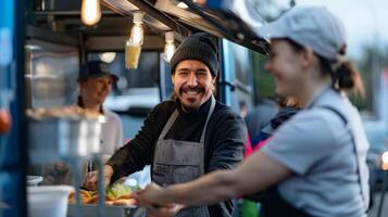 a sorrindo rostos do trabalhadores entrega Fora ordens às uma popular Comida caminhão estacionado lado de fora a estádio oferta uma único jantar experiência para fãs foto