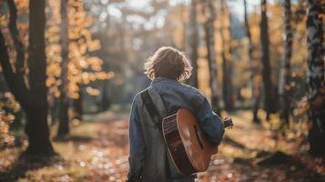 uma homem com uma guitarra pendurado sobre ombro carrinhos dentro a meio do uma pequeno compensação costas para a Câmera Como dedilhados uma afinação. a . foto