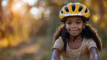 jovem menina equitação bicicleta dentro floresta durante verão foto