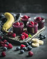 dois óculos do framboesa banana batido em uma corte borda foto