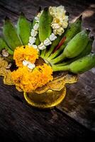 banana e flor festão em pedestal bandeja foto