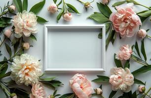 branco quadro, Armação com Rosa flores e verde folhas foto
