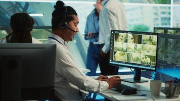 indiano empregado comunicando satélite mapa instruções dentro observação sala, monitoramento tráfego por aí a cidade através da cctv segurança sistema. jovem homem trabalho com vigilância dados. Câmera uma. foto