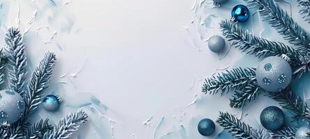 festivo Natal enfeite com pinho galhos e enfeites em gelado azul fundo. conceito do feriado decoração, inverno celebração, Natal decoração, Projeto. bandeira. cópia de espaço. cumprimento cartão foto