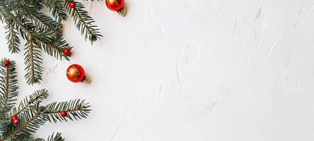 espumante vermelho Natal enfeites com pinho galhos e pinho cones em uma branco fundo. conceito do feriado decoração, festivo temporada, inverno celebração, Natal Projeto. bandeira. cópia de espaço foto