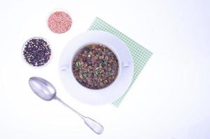 sopa vegetariana grossa com vegetais e lentilhas foto