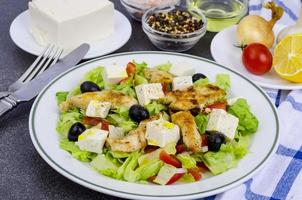 Salada de legumes com tofu e peito de frango. foto