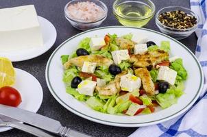 Salada de legumes com tofu e peito de frango. foto