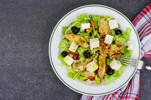 Salada de legumes com tofu e peito de frango. foto