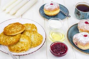 conceito e plano de fundo feriado judaico hanukkah. donuts de comida tradicional e latkes de panquecas de batatas. leito plano ou vista superior. foto