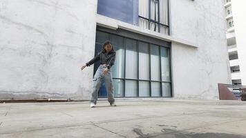 ásia mulheres Faz estilo livre quadril pulo e breakdance dentro uma público espaço dentro a meio do a cidade. com uma alegre e feliz atitude foto
