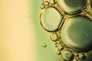 close-up bolhas oleosas gotas coloridas pano de fundo aquoso foto