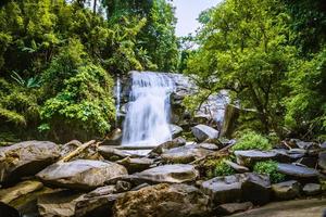 fundo papel de parede natureza floresta colina cachoeira. Tailândia doi inthanon. natureza de viagens. viajar relaxar. cachoeira siliphum. foto