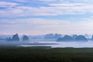 paisagem na montanha no mar no ponto de vista de samet nangshe. Baía de phang nga, natureza de viagens. viajar relaxar. viajar na tailândia, verão, feriado, atrações, natureza, plano de fundo, ao ar livre, praia, montanha foto