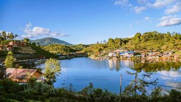 chinês na aldeia de montanha na aldeia tailandesa de ban rak. fotografia de paisagem com panorama, turismo de natureza em aldeias rurais. foto