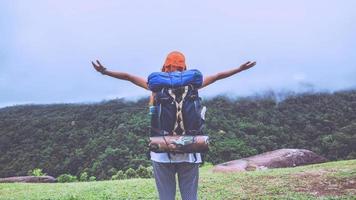 mulheres asiáticas viajam relaxam no feriado. de pé na montanha. Tailândia foto